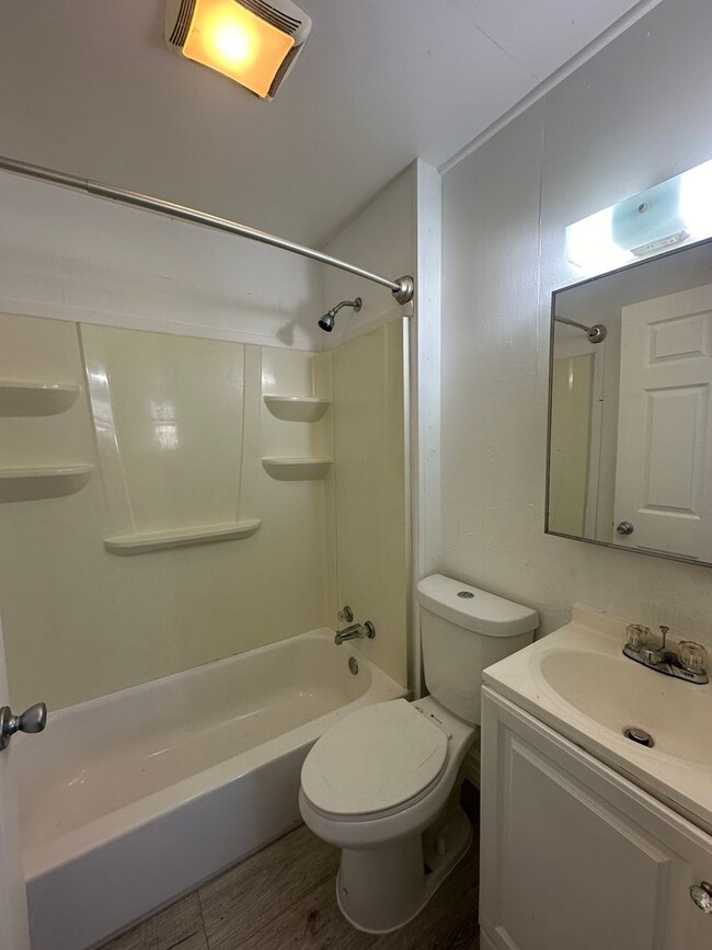 Building Photo - Large 1 bdrm newly renovated unit, 2.2 mil...