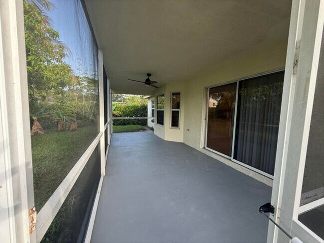 Building Photo - 100 Cocoplum Cir