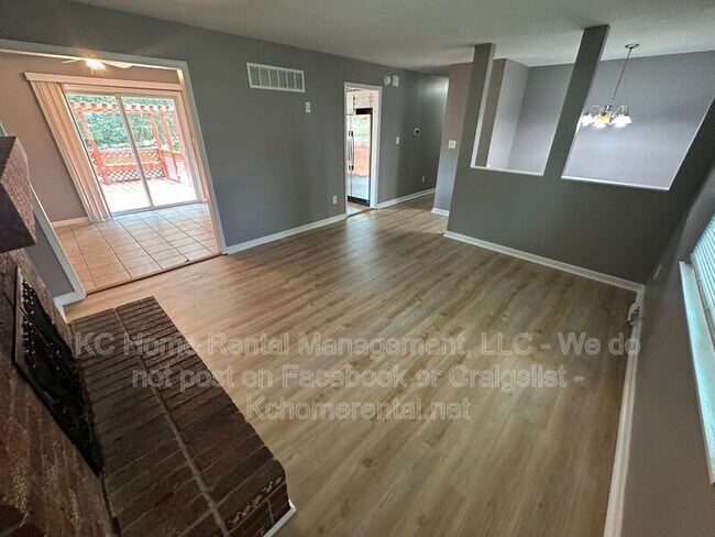 Building Photo - 424 NE Lakeview Dr