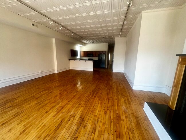 Building Photo - 1370 N Milwaukee Ave
