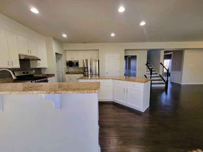 Building Photo - Large 2 story transitional in highly sough...