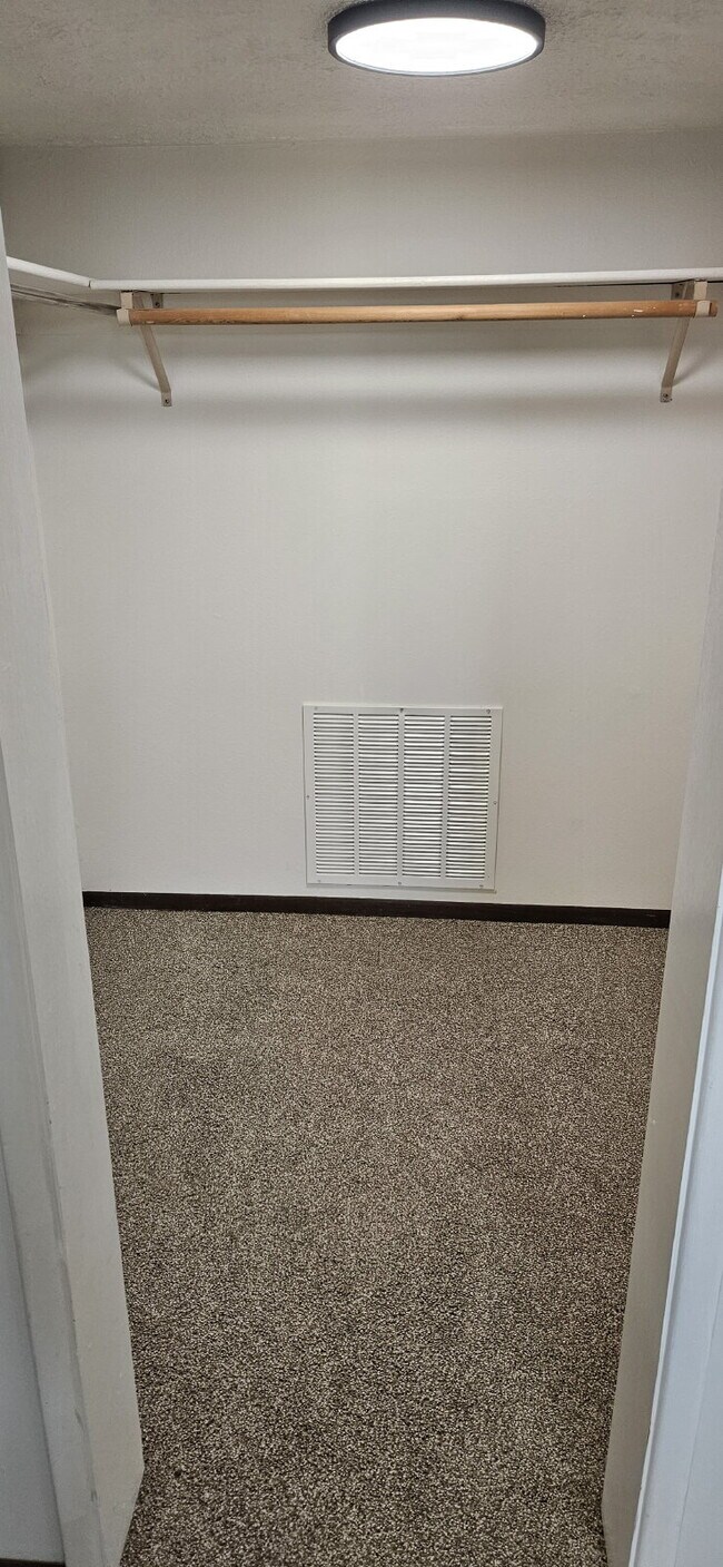 Building Photo - 2 Bed 1 Bath Daylight Basement property. P...