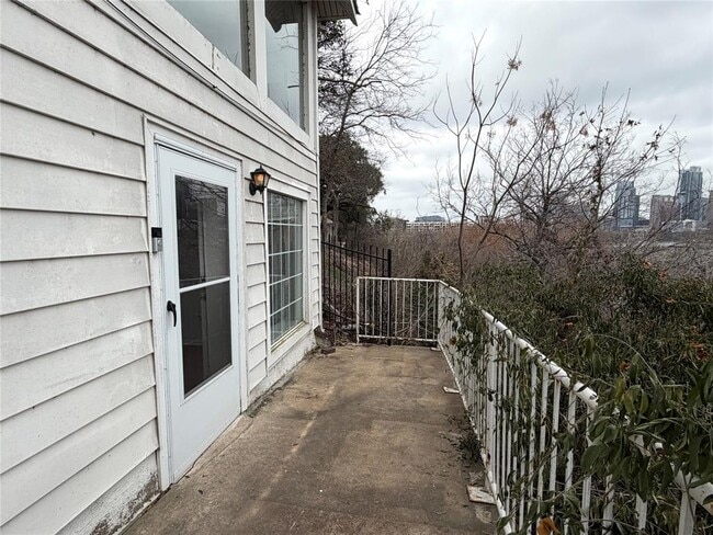 Building Photo - 808 Edgecliff Terrace