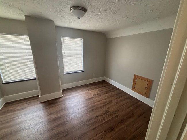 Building Photo - 2-Bedroom Apartment Available