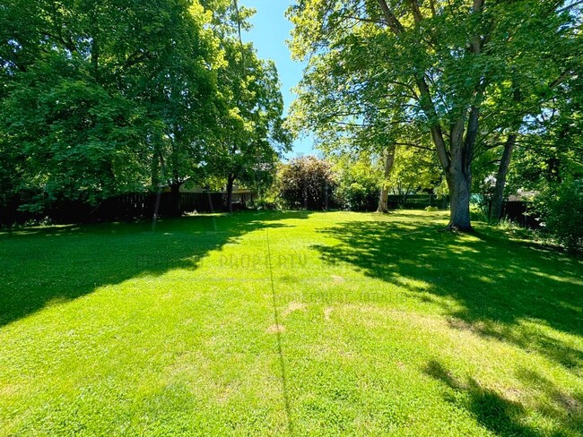 Building Photo - Sprawling South Hill Rancher on Park-like ...