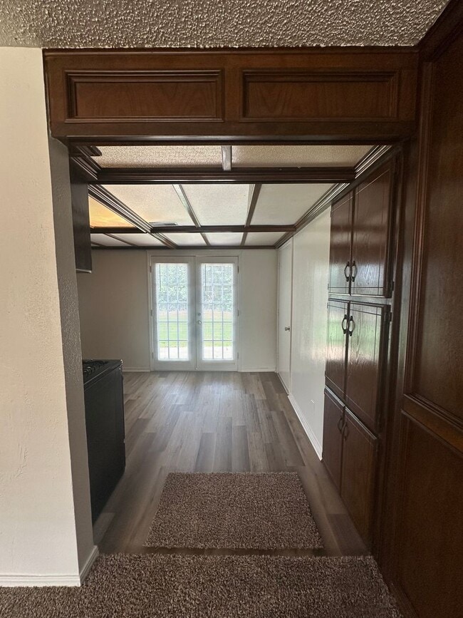 Building Photo - 3 bed, 1 bath, 1 car garage