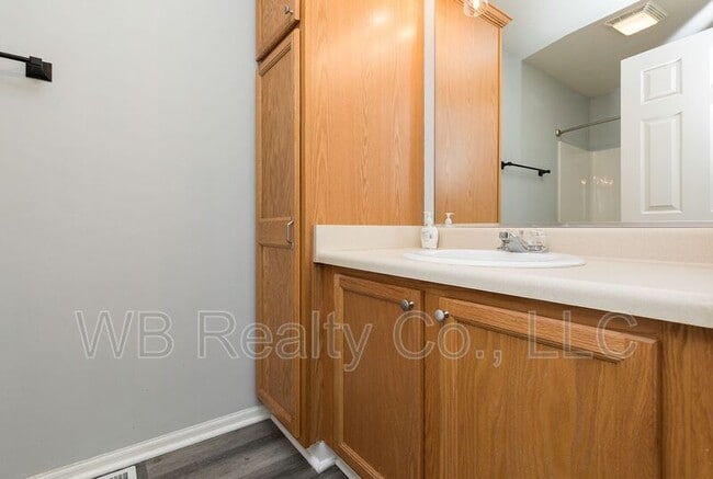 Building Photo - 10525 Hickory Dr