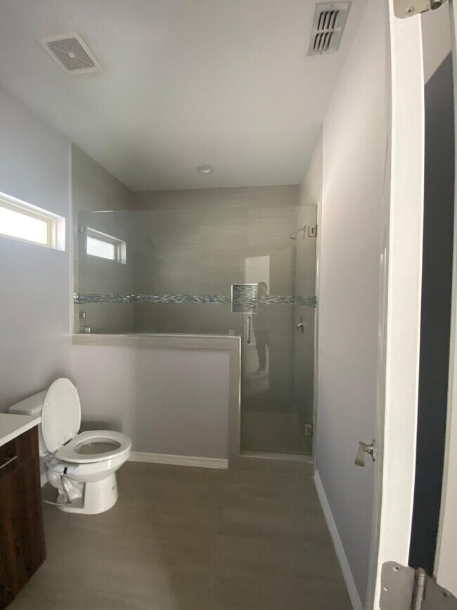 Building Photo - 1809 Jackson St