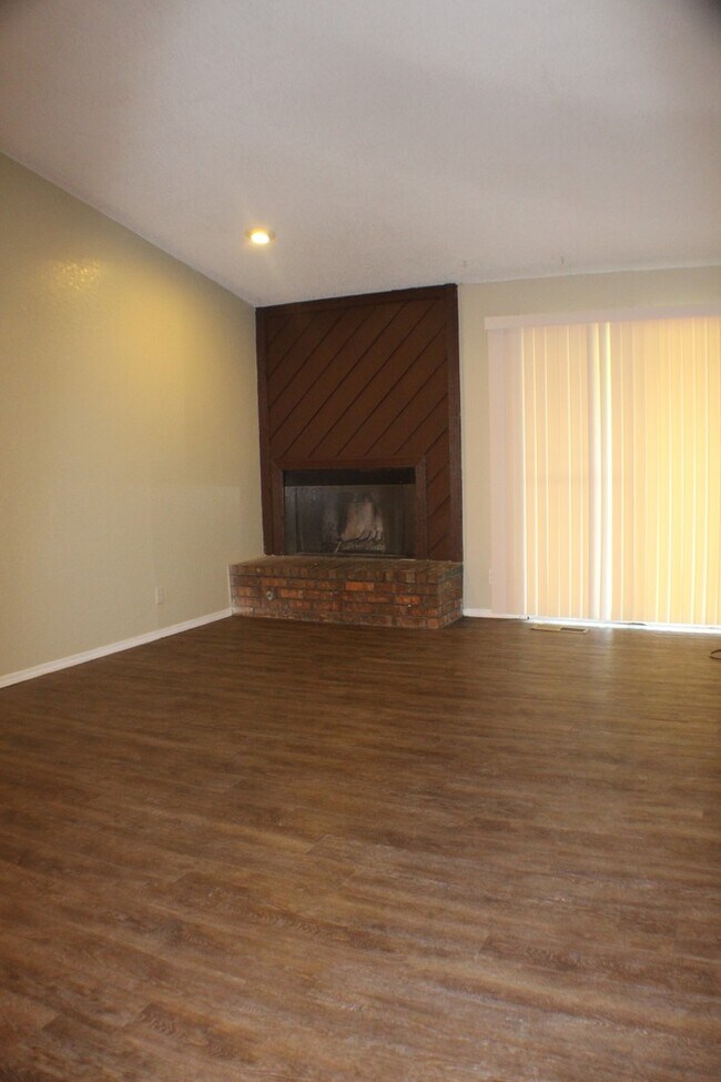 Building Photo - Sapulpa Duplexes-1819-21