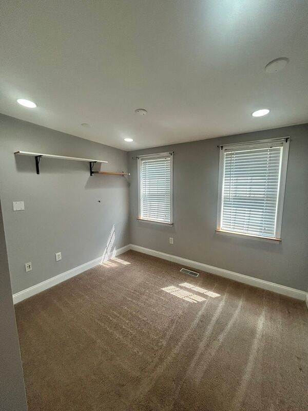 Building Photo - 111 N Rose St