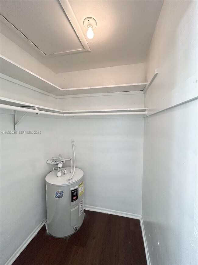 Building Photo - 3049 NW 9th Ave