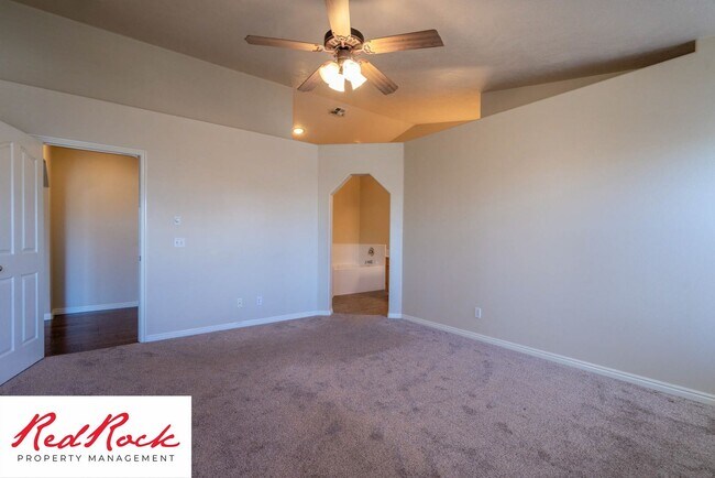 Building Photo - 5 Bedroom Pet Friendly Home!