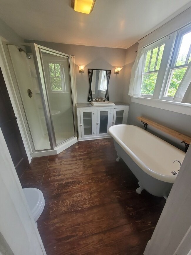 Building Photo - Check out this beautiful 3BR/2BA bungalow ...