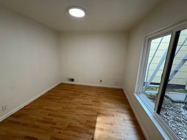 Building Photo - Bright 2BR/2BA Condo in Prime Richmond Dis...