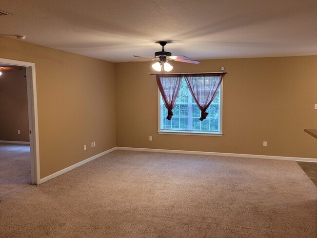 Building Photo - Spacious 3BD/2BA Home Near Moody AFB | Ope...