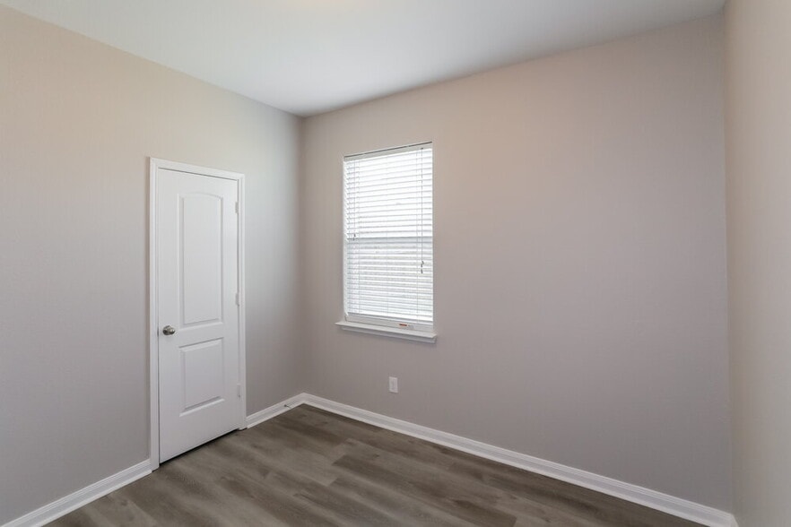 Building Photo - 2120 Foxglove Ct