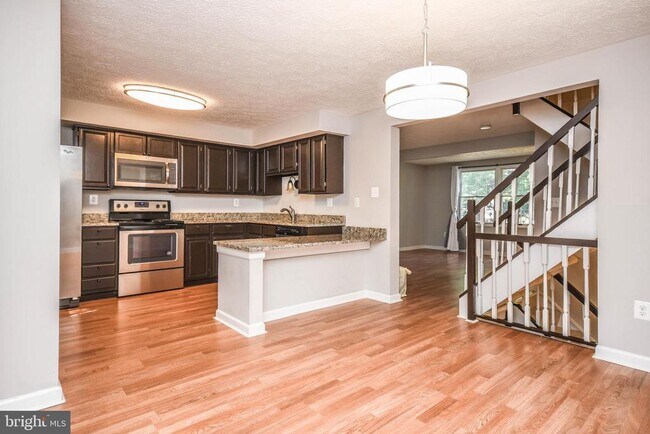 Building Photo - 27 Cross Country Ct