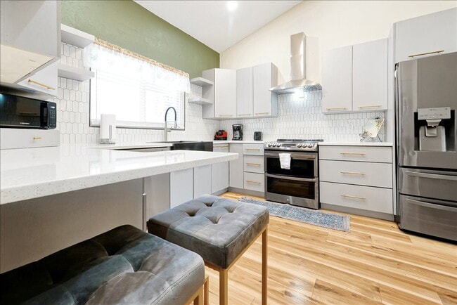 Building Photo - "ALL UTILITIES INCLUDED & Fully Furnished! Stunning 4-Bed, 3-Bath Townhome in Haines City"