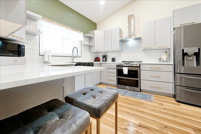 Building Photo - "ALL UTILITIES INCLUDED & Fully Furnished! Stunning 4-Bed, 3-Bath Townhome – Only $1,800/Month fo...