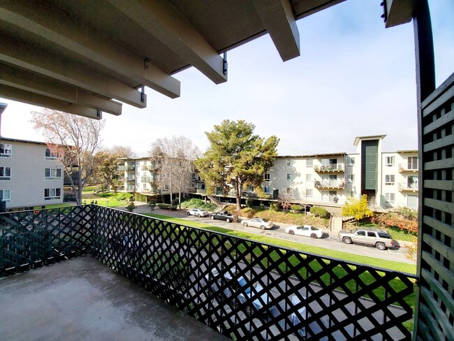 Building Photo - Beautiful, sunny woodlake condo