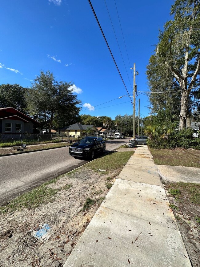 Building Photo - 623 Linwood Ave