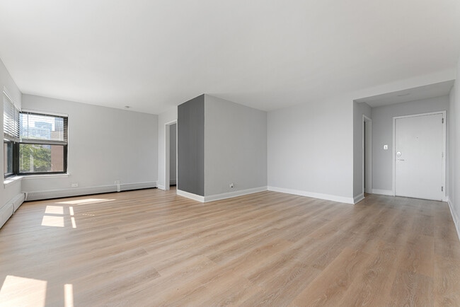 Building Photo - 5858 N Sheridan Rd