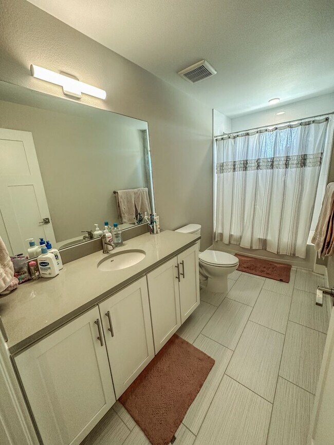 Building Photo - Beautiful "Like New" Large 2Bd 2Ba condo W/ amazing views of the flatirons!