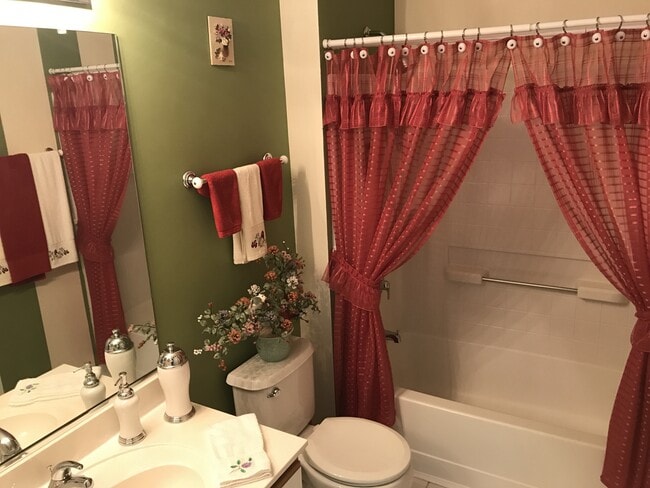 Building Photo - Exceptionally Clean 2-Bedroom Ranch with Double Car Garage