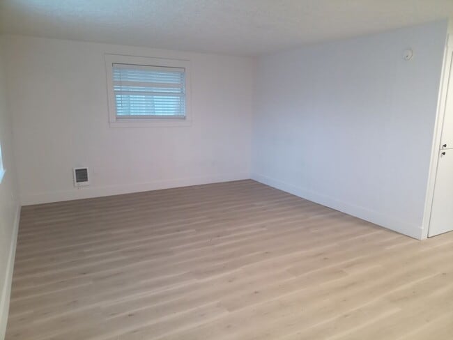 Building Photo - Renovated single family home in Lincoln City!