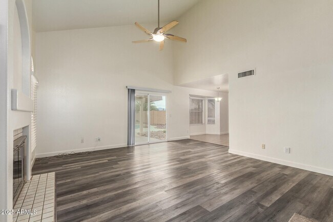 Building Photo - 2901 E Woodland Dr