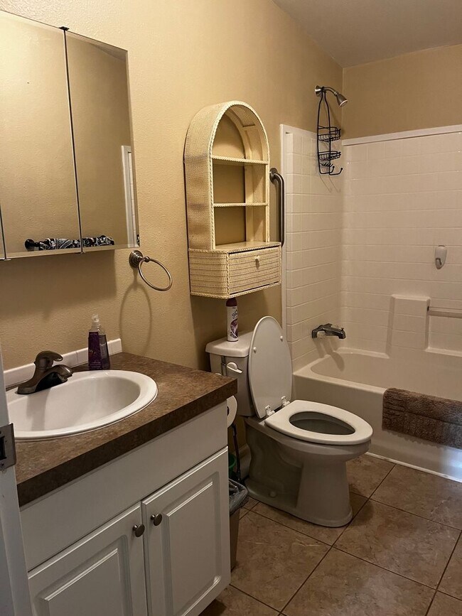 Building Photo - Spacious 3 bed/2bath in Town, Month-to-Month or long term lease.