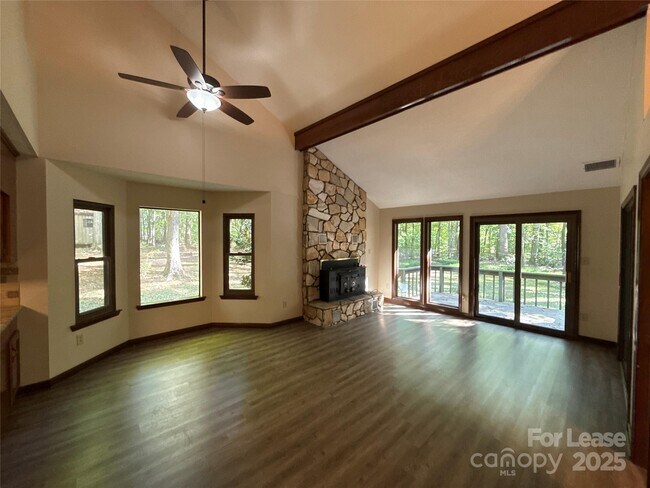 Building Photo - 217 Raintree Dr