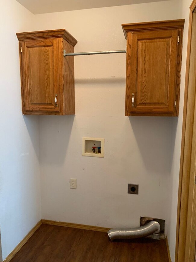 Building Photo - 2BR/1BA Apartment Near MSSU! DOWNSTAIRS UNIT!!