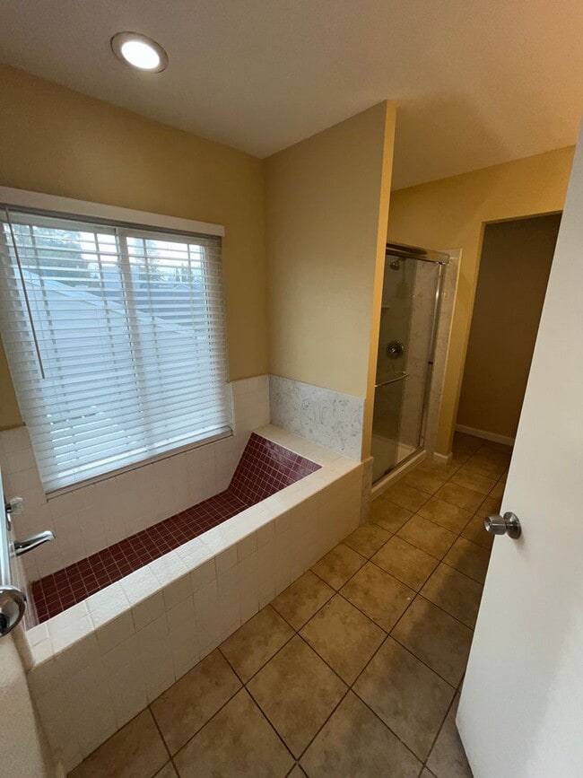 Building Photo - 4BR / 2.5 bath with over 1700 square feet....