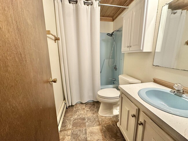 Building Photo - 253 Linderhof Strasse