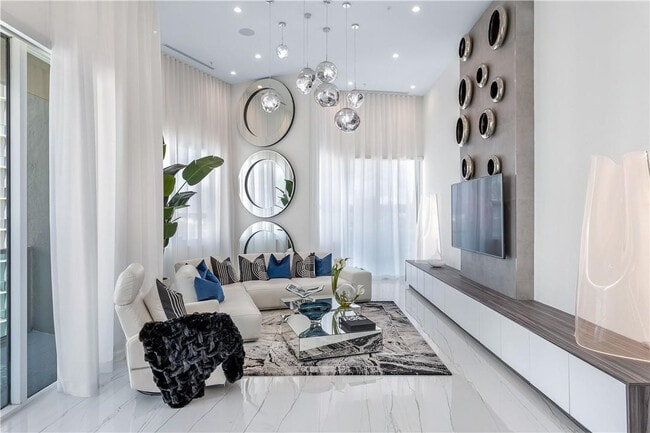 Building Photo - 350 SE 2nd St