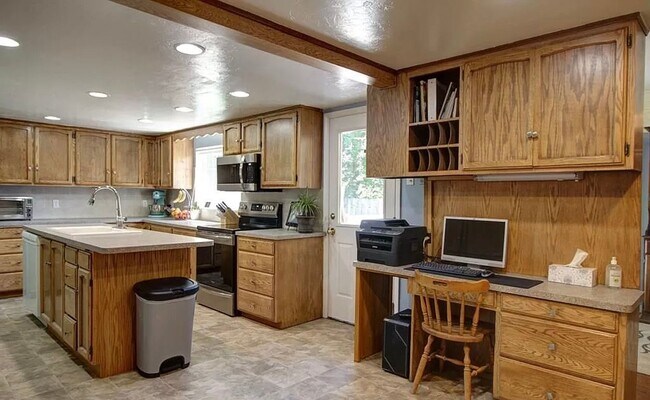 Building Photo - 6 Bedroom Home For Rent In Rexburg!!