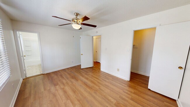 Building Photo - 3 Bedroom with 2 Living Rooms & finished b...