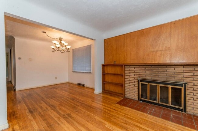 Building Photo - 1810 W Sussex Ave