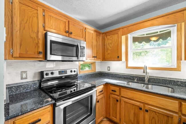 Building Photo - Pet Friendly Three Bedroom!