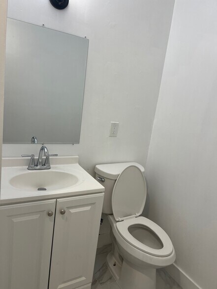 Building Photo - 515 Allen Ave