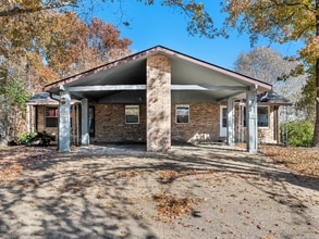 Building Photo - 104 Britanna Dr