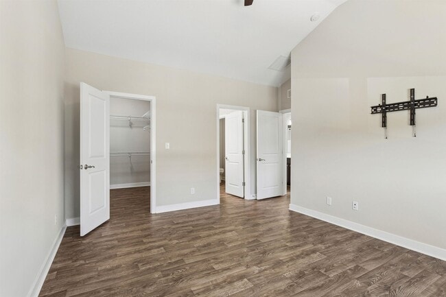 Building Photo - End Unit 2BR Condo with Garage, Balcony & Open Living