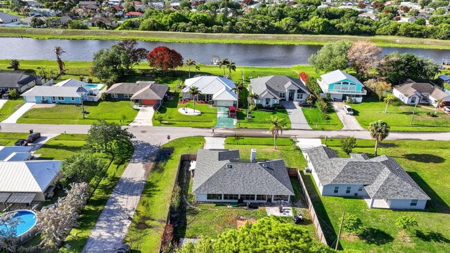 Building Photo - 481 SW Aster Rd