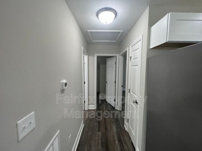 Building Photo - 2109 Hart St