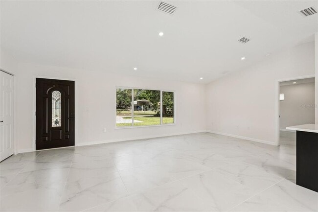 Building Photo - 2544 N Arrowhead Rd