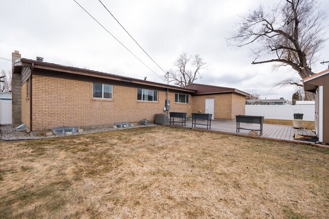 Building Photo - 428 Edwards Ave