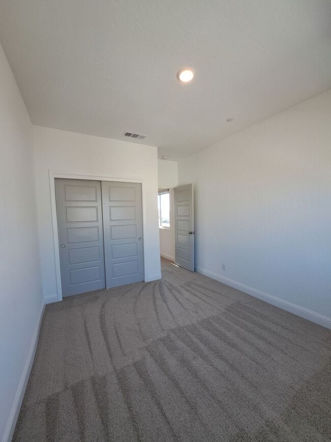 Building Photo - 911 Blue Oak Lane W