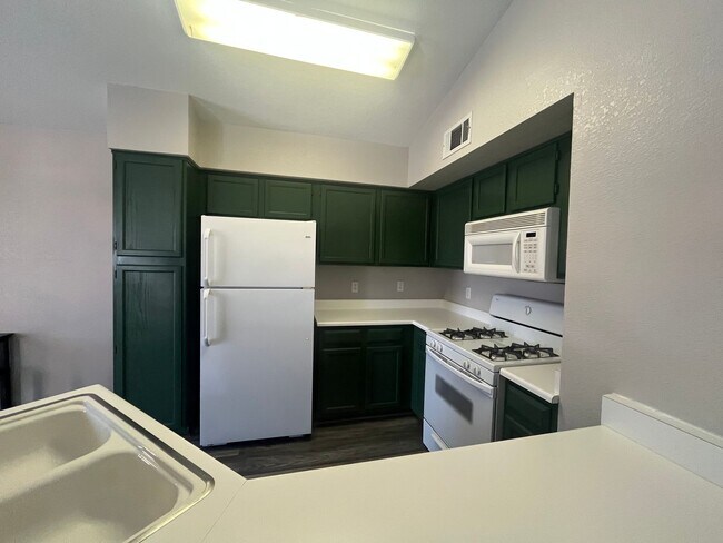 Building Photo - 2 bed, 2 bath condo located in gated community w/lush landscaping, 2 pools, spas, BBQ areas & clu...
