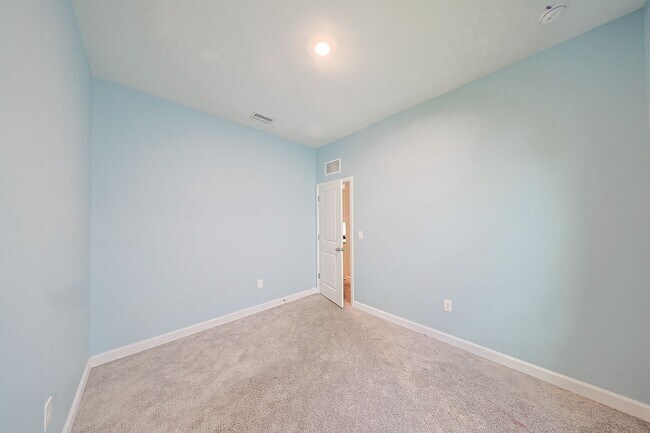 Building Photo - Beautiful Home 3/2/2 Home